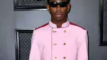 Costume rose Bellhop de Tyler the Creator porté par Tyler, The Creator comme on le voit dans Tyler, The Creator