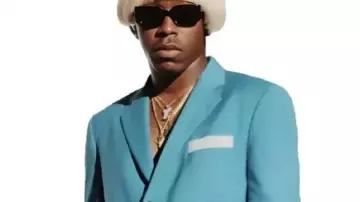 Costume bleu Earfquake porté par Self (Tyler, The Creator) tel qu’on le voit dans Apple Music Presents : Tyler, The Creator