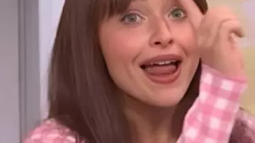 Cárdigan rosa a cuadros vichy de Saturday Night Live usado por Sabrina Carpenter como se ve en Saturday Night Live