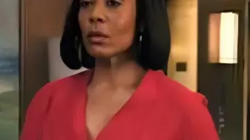 Blazer asimétrico rojo S04 de The Morning Show de Karen Pittman