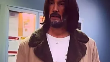 Manteau long en fausse fourrure Good Fortune porté par Gabriel (Keanu Reeves) comme on le voit dans Good Fortune