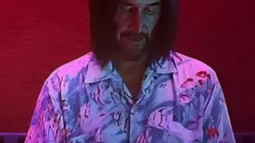 Camisa hawaiana estampada con peces de la buena fortuna usada por Gabriel (Keanu Reeves) como se ve en Good Fortune