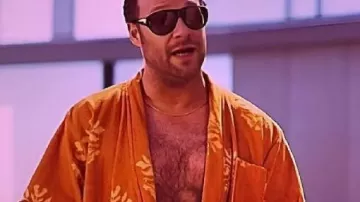 Robe orange à motifs floraux Good Fortune portée par Jeff (Seth Rogen) comme on le voit dans Good Fortune