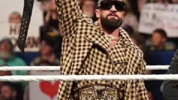 Monday Night RAW 2025 Manteau brun à carreaux et à motifs porté par (Seth Rollins) comme on le voit dans The Monday Night War - WWE Raw vs. WCW Nitro