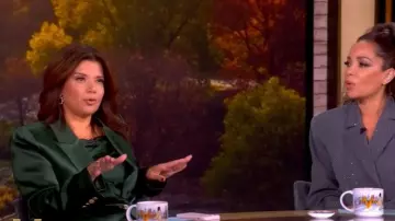 Alice + Olivia Silas Blazer en satin porté par Ana Navarro comme on le voit dans The View le 17 octobre 2025