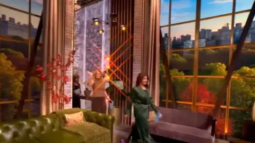 Alice + Olivia Nessi Pantalon large taille haute porté par Ana Navarro comme on le voit dans The View le 17 octobre 2025