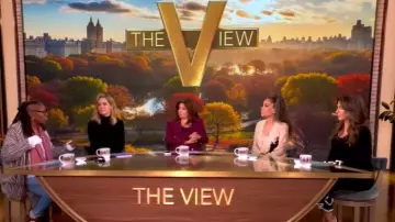 Vestido ajustado con volantes de Simkhai Solani usado por Alyssa Farah Griffin como se ve en The View el 20 de octubre de 2025
