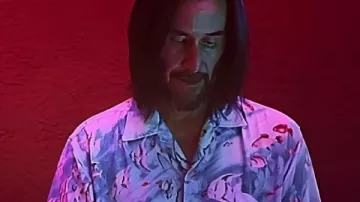 Chemise imprimée de poisson Keanu Reeves sur Good Fortune portée par Gabriel (Keanu Reeves) comme on le voit dans Good Fortune