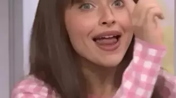 SNL S51 Sabrina Carpenter Cárdigan corto de cuadros vichy rosa usado por Sabrina Carpenter como se ve en Saturday Night Live