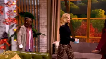Jeans de pierna ancha de talle alto Veronica Beard Taylor usados por Sara Haines como se ve en The View el 20 de octubre de 2025