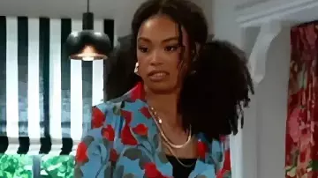 Blazer con estampado de rosas RhonniRose Mantilla usado por RhonniRose Mantilla como se ve en The Gates (2025)