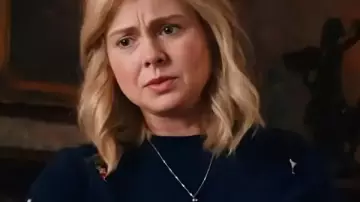 Ghosts S05 Samantha Cocktail Camiseta usada por Samantha Arondekar (Rose McIver) como se ve en Ghosts (S05E01)