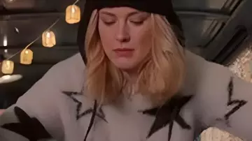 Alexandra Breckenridge My Secret Santa 2025 Star Sweater usado por Taylor (Alexandra Breckenridge) como se ve en My Secret Santa