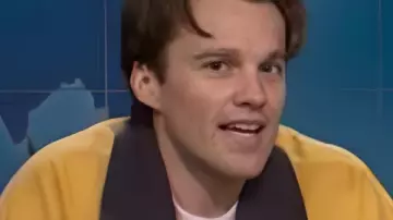 Chaqueta bomber amarilla de Tommy Brennan como se ve en Saturday Night Live