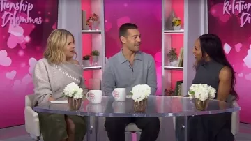 Peter Som Robe en tricot sans manches à col montant portée par Devyn Simone, comme on le voit dans Today with Jenna & Friends le 17 octobre 2025
