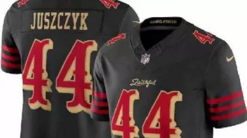 Camiseta negra de la colección Rivalries 2025 usada por Kyle Juszczyk en los San Francisco 49ers