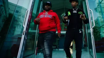 Casquette de camionneur Amiri Black Core Logo portée par Big30 dans Moneybagg Yo - GO ! (avec Big 30) (Clip Officiel Vidéo)