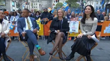 Pull rayé Zadig & Voltaire Mon Amour porté par Natalie Morales tel que vu dans Today le 20 octobre 2025