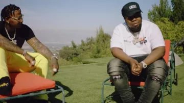 Camiseta de marcador técnico blanco roto en blanco roto usada por Big30 en Moneybagg Yo - GO! (con Big 30) (Video musical oficial)