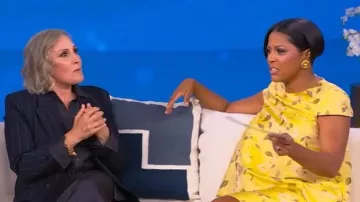 Blazer cruzado plateado usado por Ricki Lake como se ve en el desfile de Tamron Hall el 17 de octubre de 2025