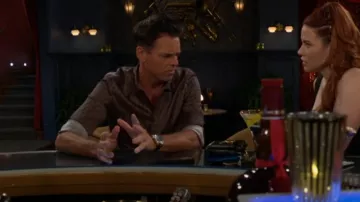 Camisa de manga larga con monograma de Reiss Lafraneire usada por Billy Abbott (Jason Thompson) como se ve en The Young and the Restless el 13 de octubre de 2025