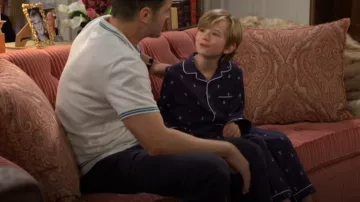 Pijama de sarga Petite Plume Set en Portsmouth Anclas usadas por Harrison Abbott (Redding Munsell) como se ve en The Young and the Restless el 13 de octubre de 2025