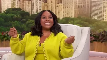 Cárdigan de lana con detalle de cadena de Bottega Veneta usado por Sherri Shepherd como se ve en Sherri el 20 de octubre de 2025