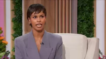 Alaia Blazer cruzado de lana y gabardina usado por Sabrina Elbach visto en Sherri el 20 de octubre de 2025