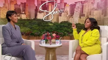 Pantalones rectos de lana y gabardina plisados Alaia Capri usados por Sabrina Elbach como se ve en Sherri el 20 de octubre de 2025