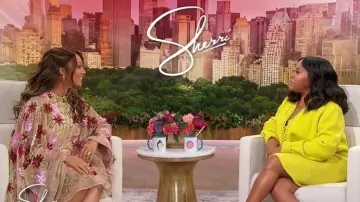 Vestido mini chal de malla con cuentas florales de Mac Duggal usado por Tamera Mowry como se ve en Sherri el 20 de octubre de 2025