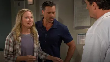 Polo de lino y algodón de Todd Snyder usado por Nick Newman (Joshua Morrow) como se ve en The Young and the Restless el 16 de octubre de 2025