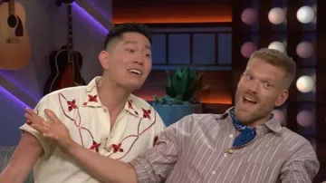 Camisa bordada Harago Dainty usada por Mark Hoying como se ve en The Kelly Clarkson Show el 17 de octubre de 2025