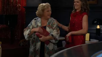 Citron Crane en chaqueta de kimono de seda de la jungla usada por Traci Abbott (Beth Maitland) como se ve en The Young and the Restless el 19 de octubre de 2025
