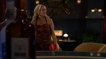 Bolso de peluche pequeño de Ba&sh usado por Abby Newman (Melissa Ordway) como se ve en The Young and the Restless el 19 de octubre de 2025