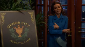 Bolso Staud Ollie en Staud Blue usado por Victoria Newman (Amelia Heinle) como se ve en The Young and the Restless el 20 de octubre de 2025