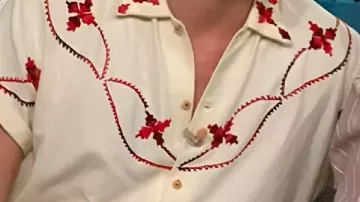 Chemise blanche brodée portée par Self - Host (Kelly Clarkson) dans The Kelly Clarkson Show
