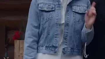 Chaqueta vaquera adornada llevada por Victoria (Fiona Gubelmann) en A Royal Montana Christmas