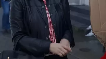 Chaqueta de cuero con flecos usada por Victoria (Fiona Gubelmann) en A Royal Montana Christmas