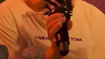 Camiseta "Live From New York" usada por Sabrina Carpenter en Sabrina Carpenter: Manchild (Live) - SNL
