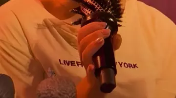 Camiseta "Live From New York" usada por Sabrina Carpenter en Sabrina Carpenter: Manchild (Live) - SNL