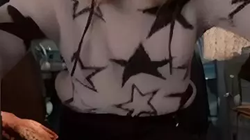 Suéter estampado de estrellas negras usado por Taylor (Alexandra Breckenridge) en My Secret Santa