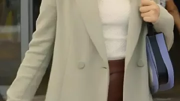 Abrigo de lana beige usado por Noah Morán (Nicole Wallace) en Our Fault