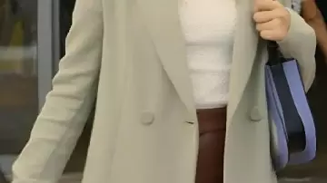 Manteau en laine beige porté par Noah Morán (Nicole Wallace) dans Our Fault