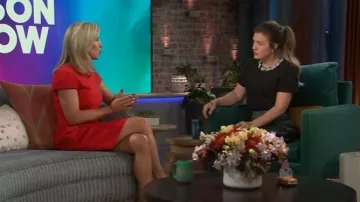 Anthropologie Robe à nervures rouges portée par Emily telle que vue dans le spectacle de Kelly Clarkson le 17 octobre 2025