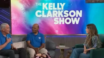 Camisa de Zimmermann Wylie usada por Kelly Clarkson como se ve en The Kelly Clarkson Show el 20 de octubre de 2025