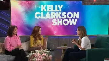 Camiseta Kule The Modern New York City usada por Kelly Clarkson como se ve en The Kelly Clarkson Show el 21 de octubre de 2025