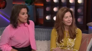 Cárdigan de mezcla de cachemira L'Wren Scott usado por Dana Delany como se ve en The Kelly Clarkson Show el 21 de octubre de 2025