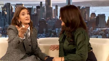Gilet en tweed de laine et de soie Max Mara porté par Drew Barrymore tel qu’on le voit dans le spectacle Drew Barrymore le 15 octobre 2025