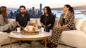 Smythe Classic Patch Pocket Pant worn by Nava Kavelin as seen in The Drew Barrymore Show on October 20, 2025