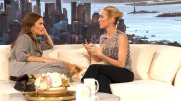 Filosofía Di Lorenzo Serafini Top adornado con pedrería usado por Brittany Snow como se ve en The Drew Barrymore Show el 21 de octubre de 2025